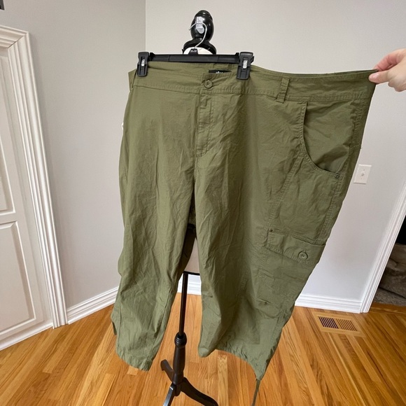 Ellos Women's Plus Size Stretch Cargo Capris size 32 3X casual army green  NWOT - Picture 2 of 16